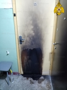 Входную дверь в доме в Обнинске удалось потушить до приезда пожарных