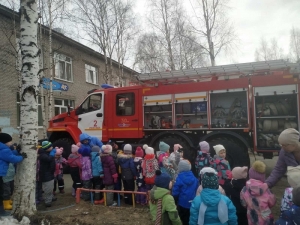 Огнеборцы на выездных экскурсиях рассказывают детсадовцам о профессии пожарного 